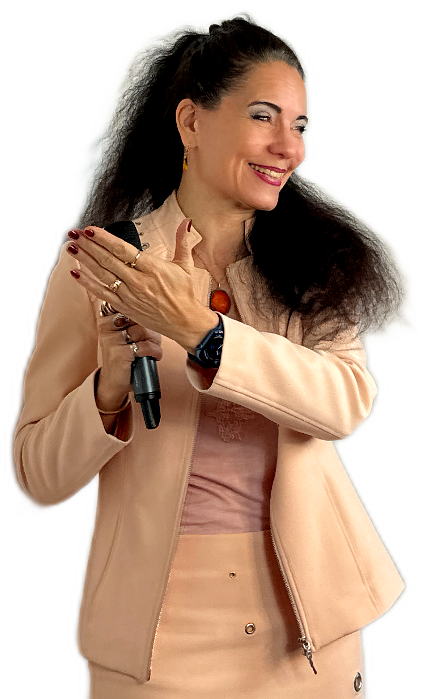 Anita mit Mikrophone erkl&auml;rt etwas mit sichtlich guter Laune